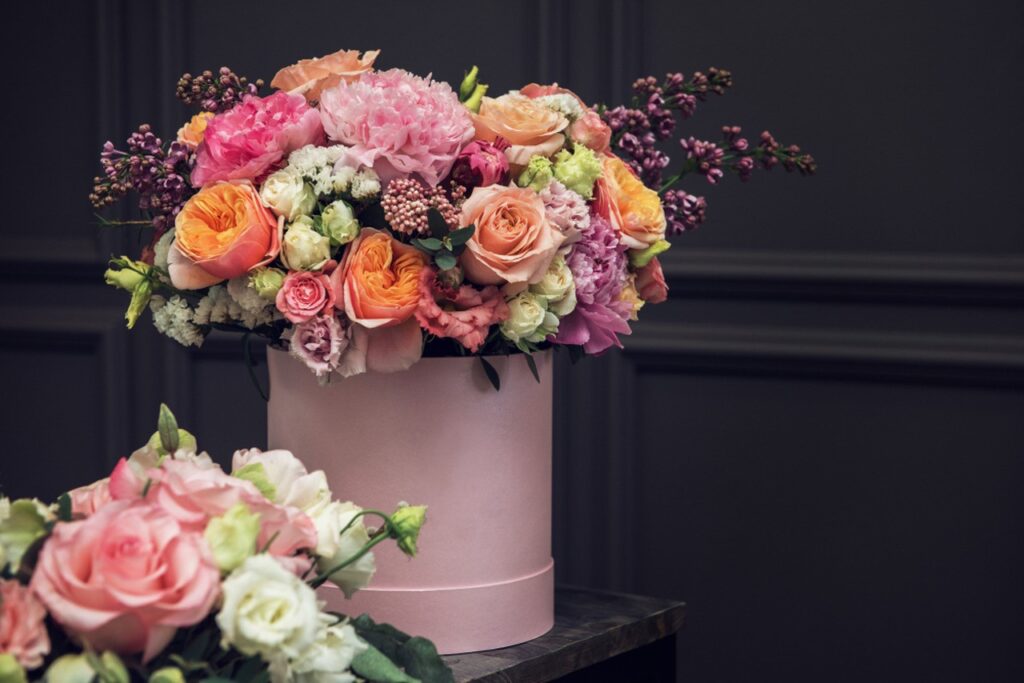Jak stworzyć flower box i udekorować kwiaty w pudełku?