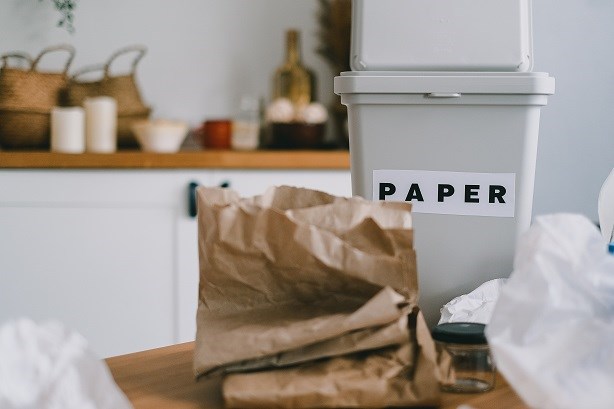 Papier pakowy – gdzie wyrzucać i jak utylizować?
