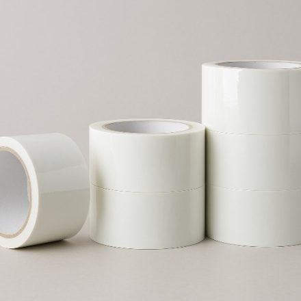 Taśma akrylowa biała 48 mm x 45 m pakowa do kartonów i paczek
